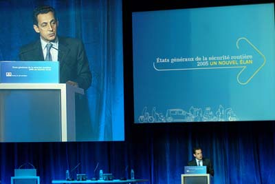 photos de Nicolas Sarkozy en meeting parlant de la sécurité routière