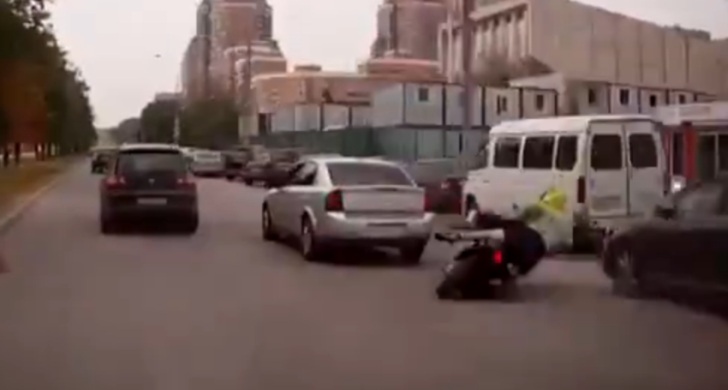 opel-un-conducteur-fait-tomber-un-scooter-volontairement