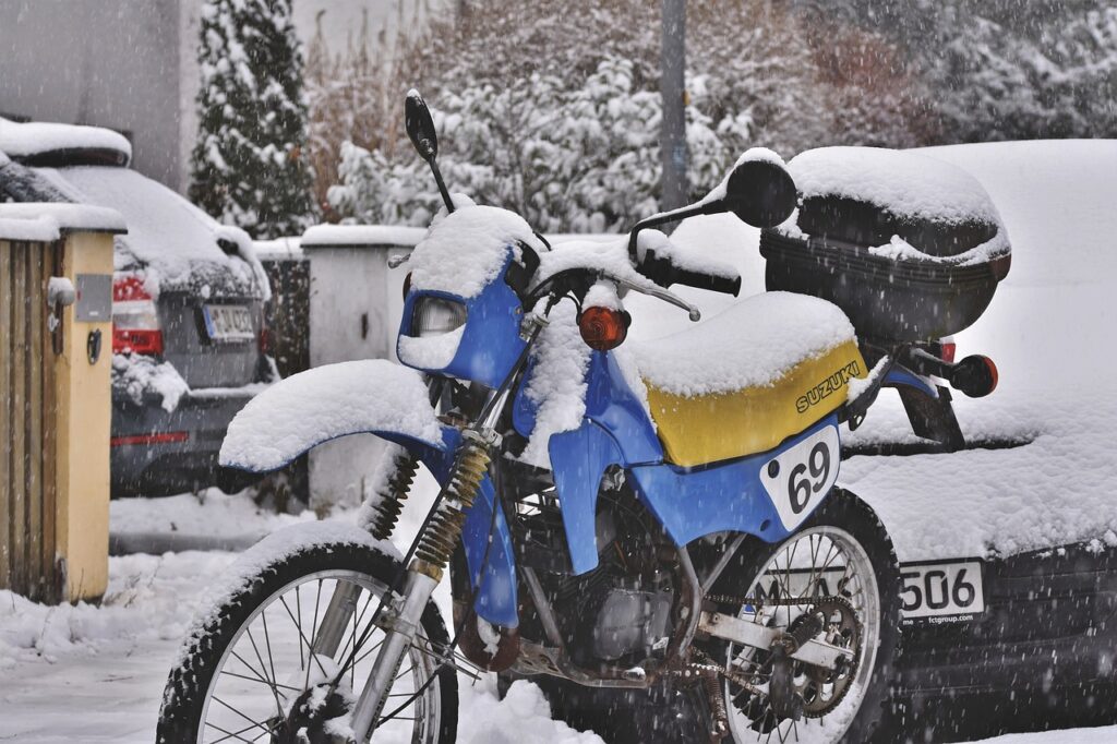 L'assurance moto avec suspension intempéries