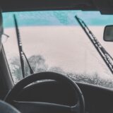 Bien nettoyer l'intérieur d'un pare-brise