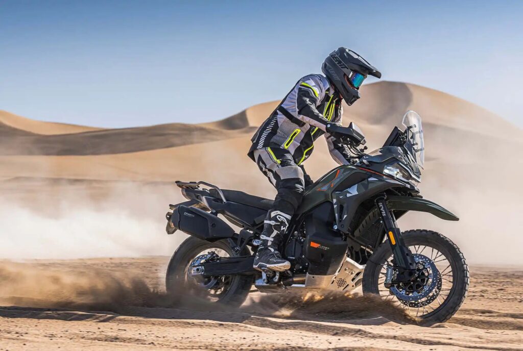Écran TFT et poste de pilotage de la CFMOTO 1000 MT-X 2026 avec équipements de voyage