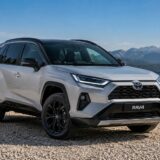 Toyota RAV4 2026 hybride stationné en montagne avec vue sur un lac et paysage naturel