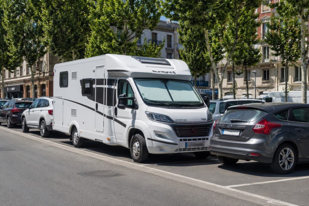 Camping-car stationné légalement sur une place de stationnement sans équipement extérieur.