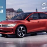 Vue de trois-quarts avant du concept Volkswagen ID. 2all de couleur rouge, une citadine électrique compacte et polyvalente attendue pour 2027 avec une autonomie de 450 km.