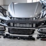 Avant d’une voiture présenté avec ses pièces de carrosserie détachées