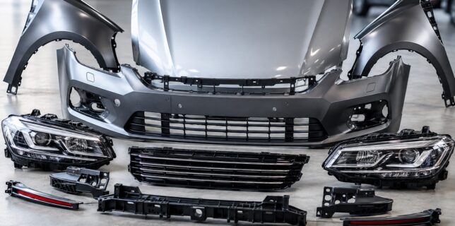 Avant d’une voiture présenté avec ses pièces de carrosserie détachées
